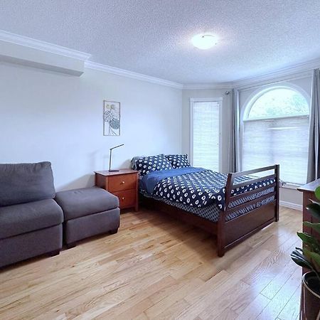 Neighborhood Friendly House In Barrie! Villa Екстериор снимка