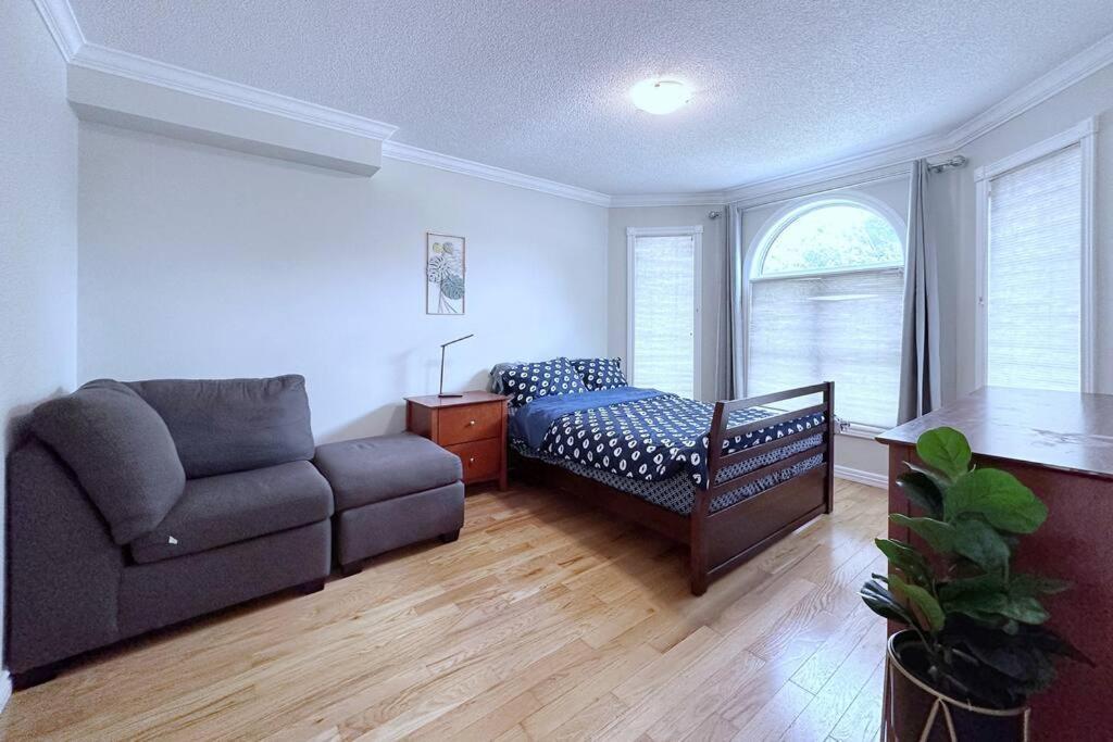 Neighborhood Friendly House In Barrie! Villa Екстериор снимка