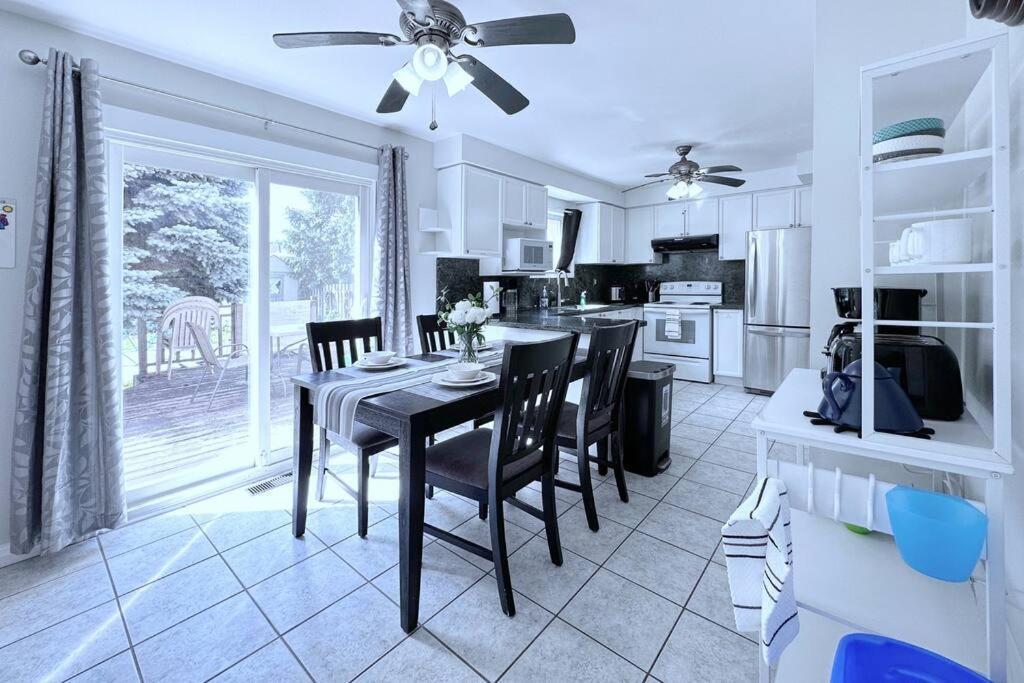 Neighborhood Friendly House In Barrie! Villa Екстериор снимка