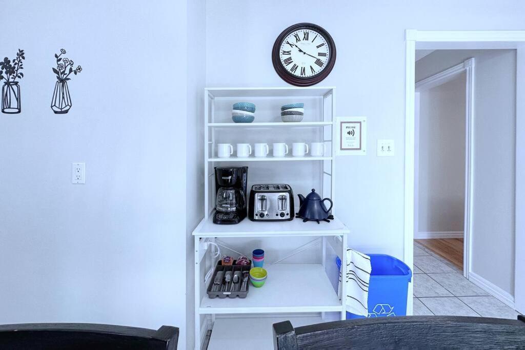 Neighborhood Friendly House In Barrie! Villa Екстериор снимка