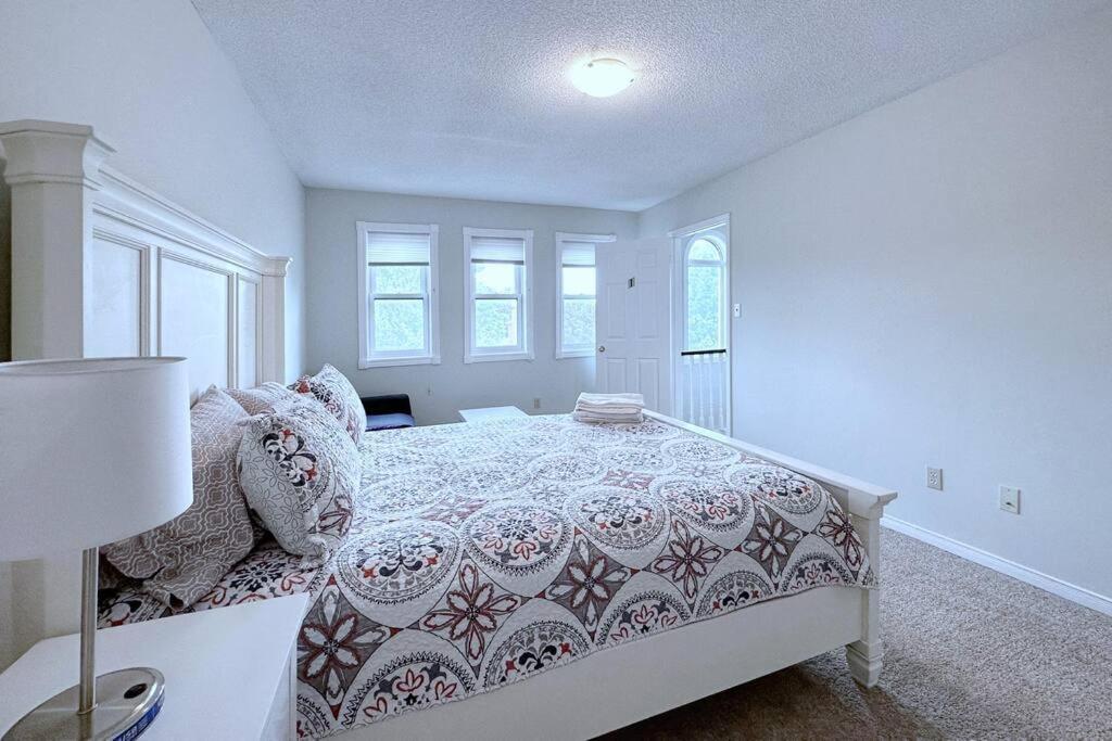 Neighborhood Friendly House In Barrie! Villa Екстериор снимка
