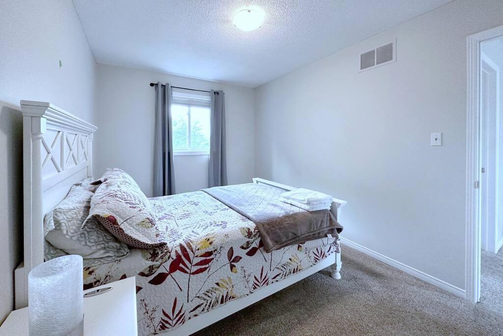 Neighborhood Friendly House In Barrie! Villa Екстериор снимка