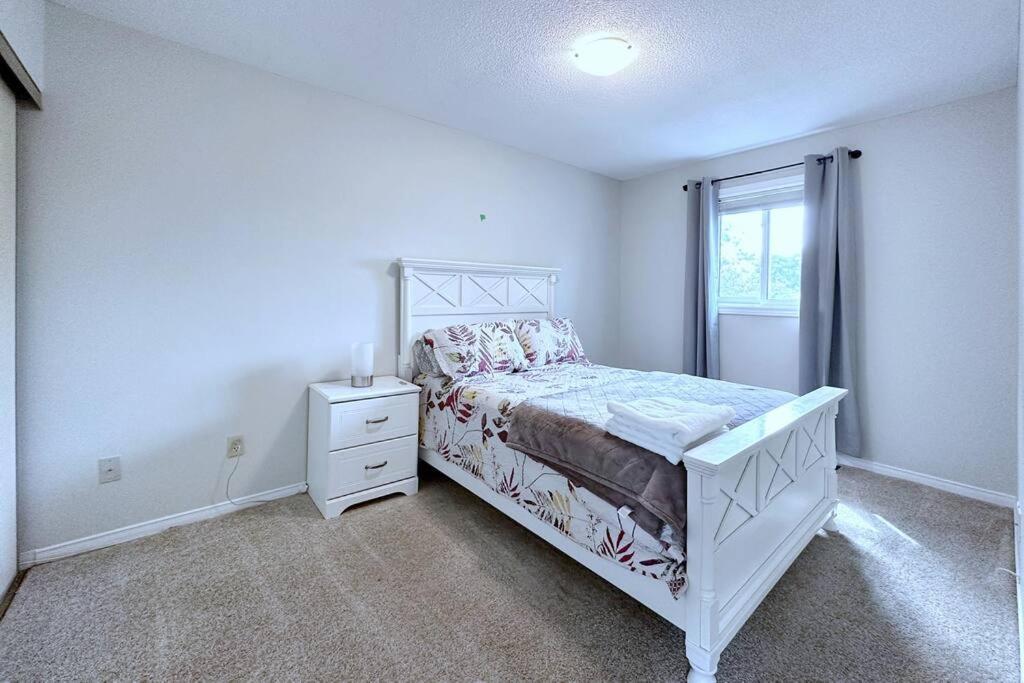 Neighborhood Friendly House In Barrie! Villa Екстериор снимка