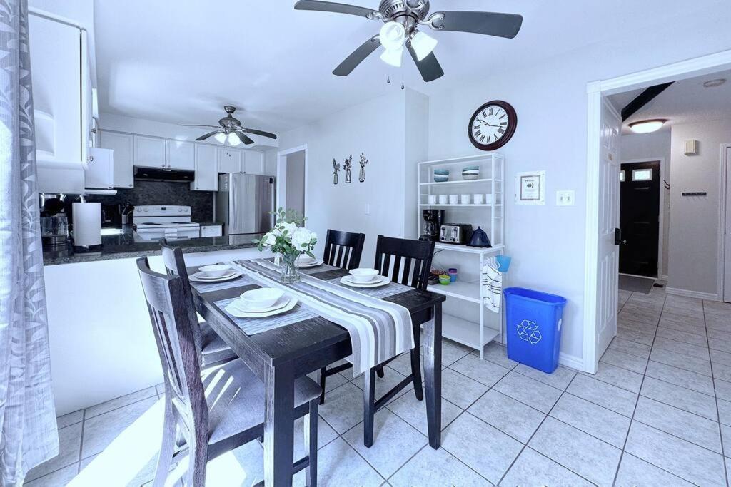 Neighborhood Friendly House In Barrie! Villa Екстериор снимка