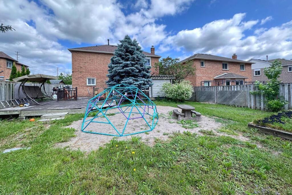 Neighborhood Friendly House In Barrie! Villa Екстериор снимка