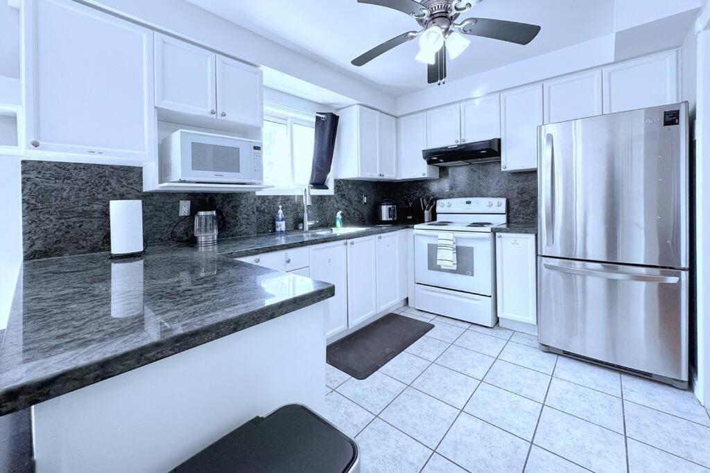 Neighborhood Friendly House In Barrie! Villa Екстериор снимка
