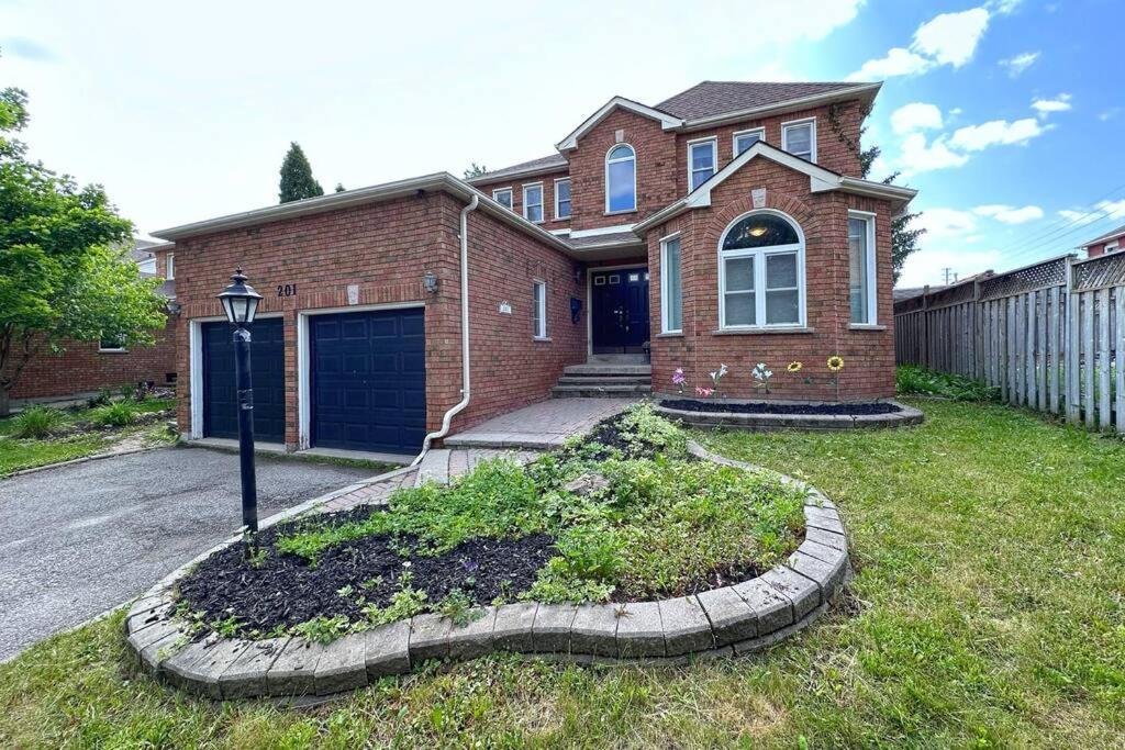 Neighborhood Friendly House In Barrie! Villa Екстериор снимка